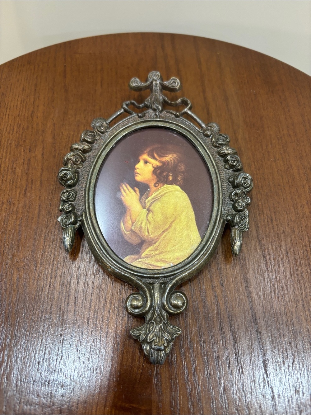 Ornate Oval Floral Picture Frame Wall Accent in Antique Bronze.